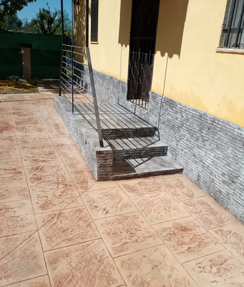 Acceso a vivienda pavimentado con hormigón impreso