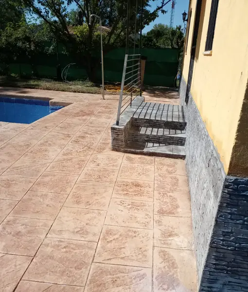 Acceso a chalé con hormigón impreso en tono terracota