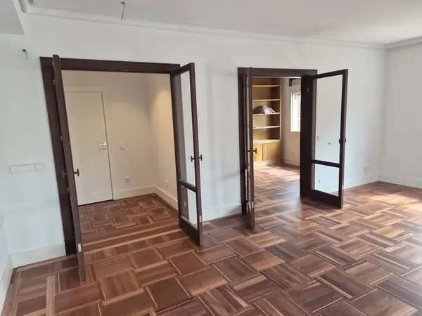Salón con parquet de nogal recuperado y carpintería de madera restaurada