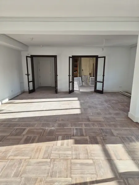 Salón en contraluz con el parquet ya barnizado