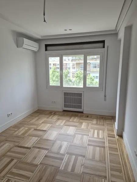 Dormitorio reformado con instalación eléctrica nueva y luminarias empotradas
