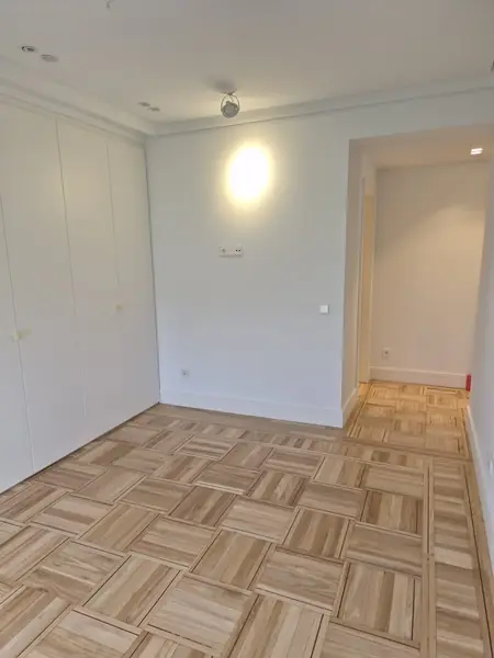 Armario empotrado de suelo a techo con puertas lisas lacadas