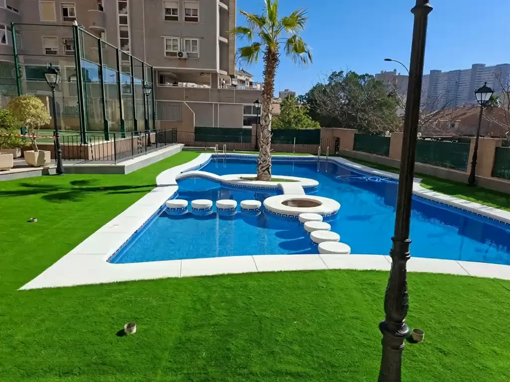 Zona de piscina con césped artificial recién instalado